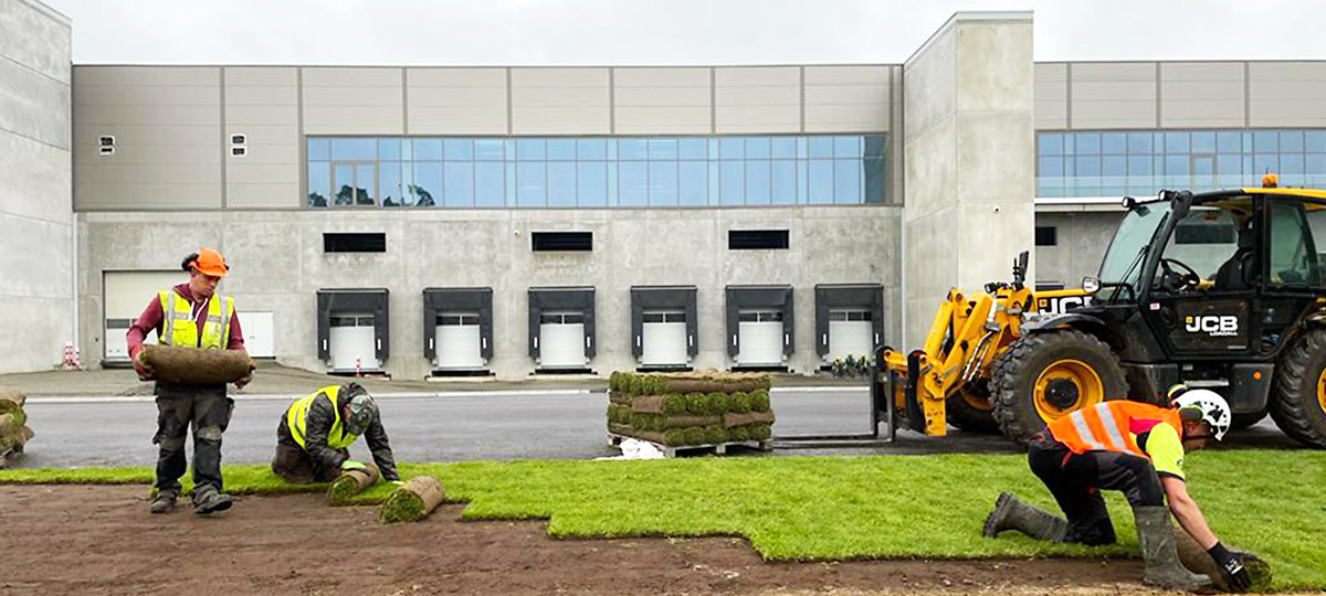 Gigantisches Projekt bei der Tesla Gigafactory Grünheide: Rollrasen Schirmer verlegt 4000 m² Rasen