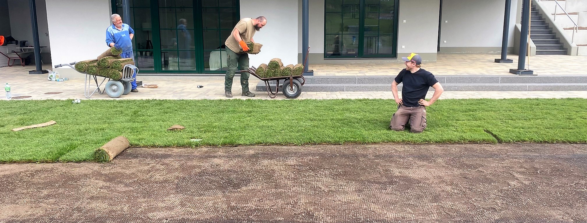 Rollrasenverlegung mit Maulwurfsperre im erzgebirgischen Stützengrün