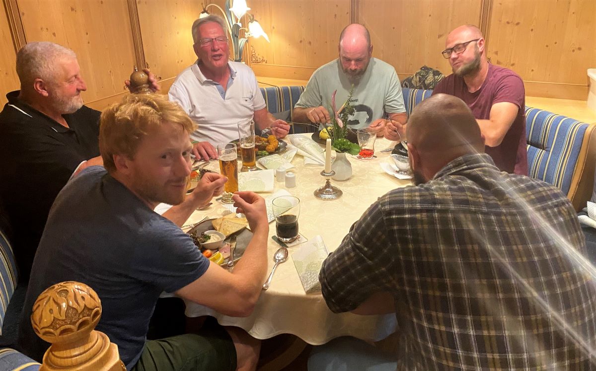 Das Team von Rollrasen Schirmer beim verdienten Abendessen im Thüringer Hof mit typischer Hausmannskost und anderen Leckereien.